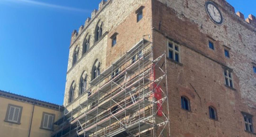 Prato, via ai lavori di restauro della facciata di Palazzo Pretorio