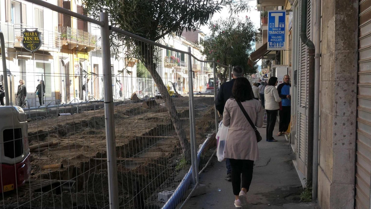 I lavori in via Mazzini nei tratti tra la via Fratti e via Battisti dovevano essere conclusi a metà settembre secondo cronoprogramma