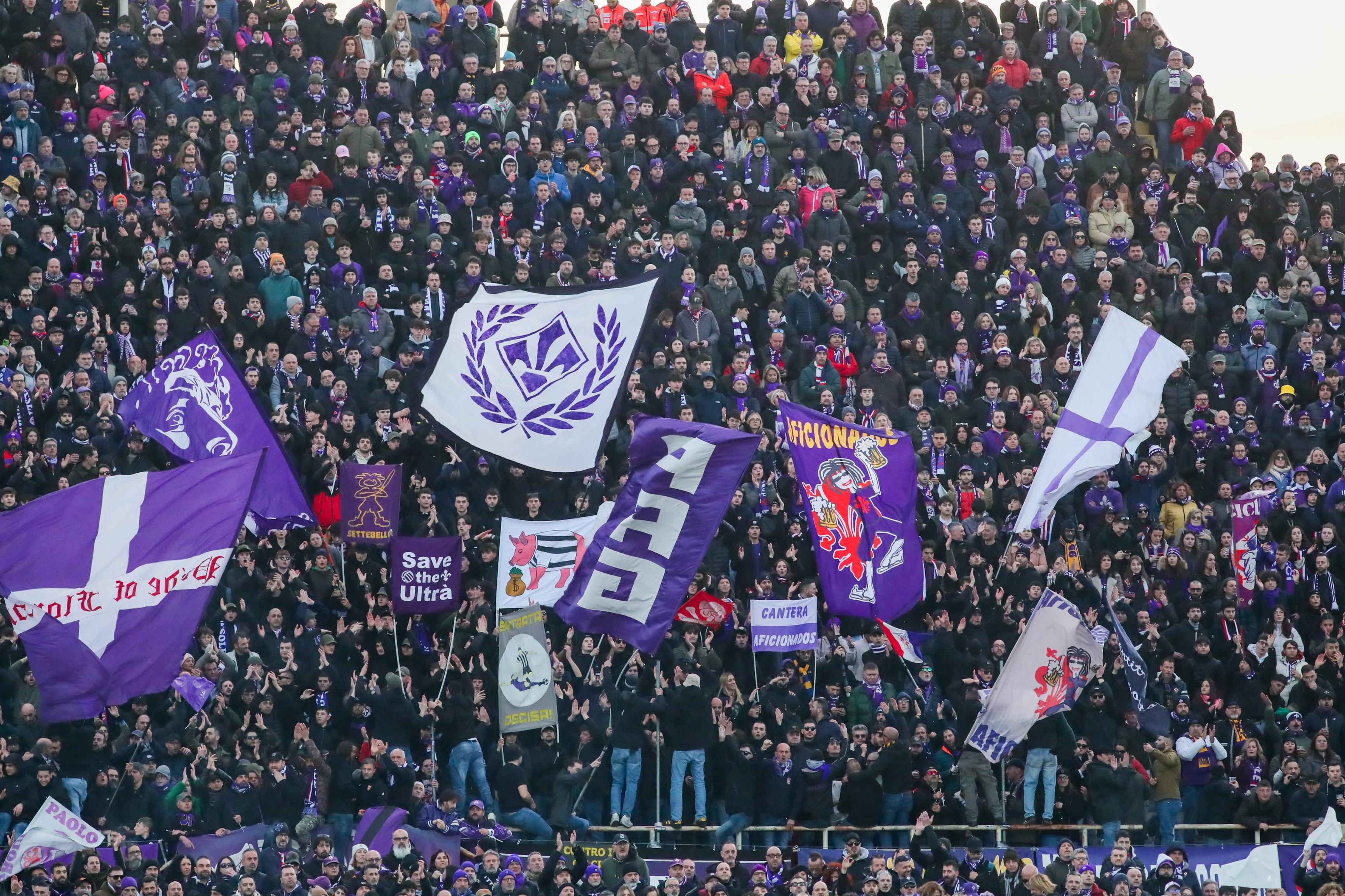 Fiorentina-Juve, multe a 12 tifosi. Per pagarle si vendono i poster con la coreografia della discordia