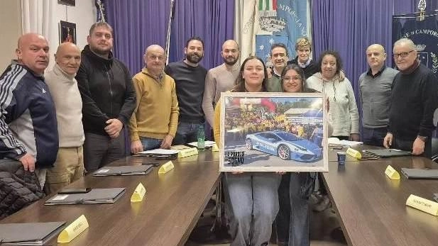 Il momento della donazione dell’associazione Taxy Rally alla onlus “Il sogno“ della foto in ricordo della scorsa “Parata del Sogno“