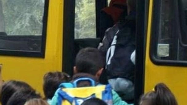 Bambino costretto a cambiare scuola: "Ma ora non ha il servizio di trasporto"