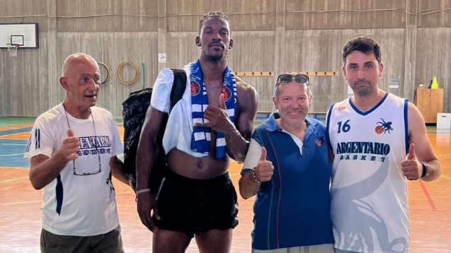 Jimmy Butler con i rappresentanti del basket locale dopo l'allenamento che ha svolto al palazzetto di Porto Santo Stefano