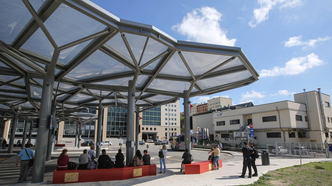 Al capolinea dei pullman di Fontivegge sono arrivate le sedute, lunghi parallelepipedi rossi in linea con la struttura e la galleria di archi che arriva alla Stazione