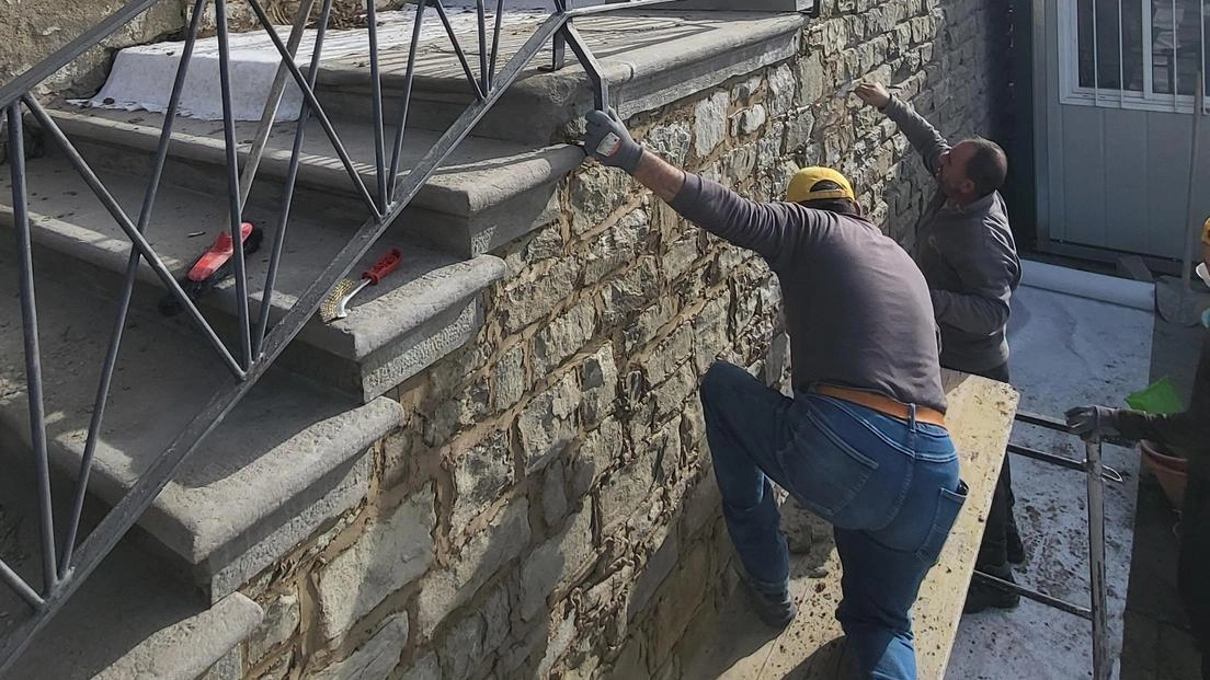 Dopo il via libera alla variante al progetto originale sono ripresi i lavori alle scalette di via Trieste