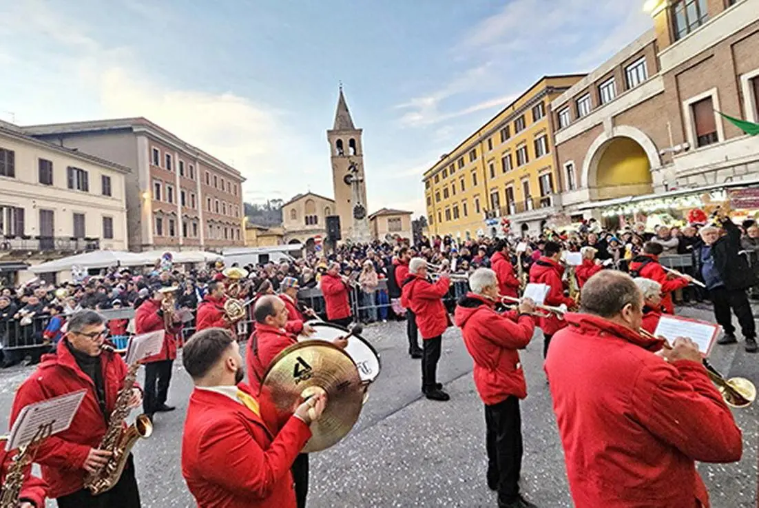 C’è la sfilata di carnevale. Scattano i divieti di sosta