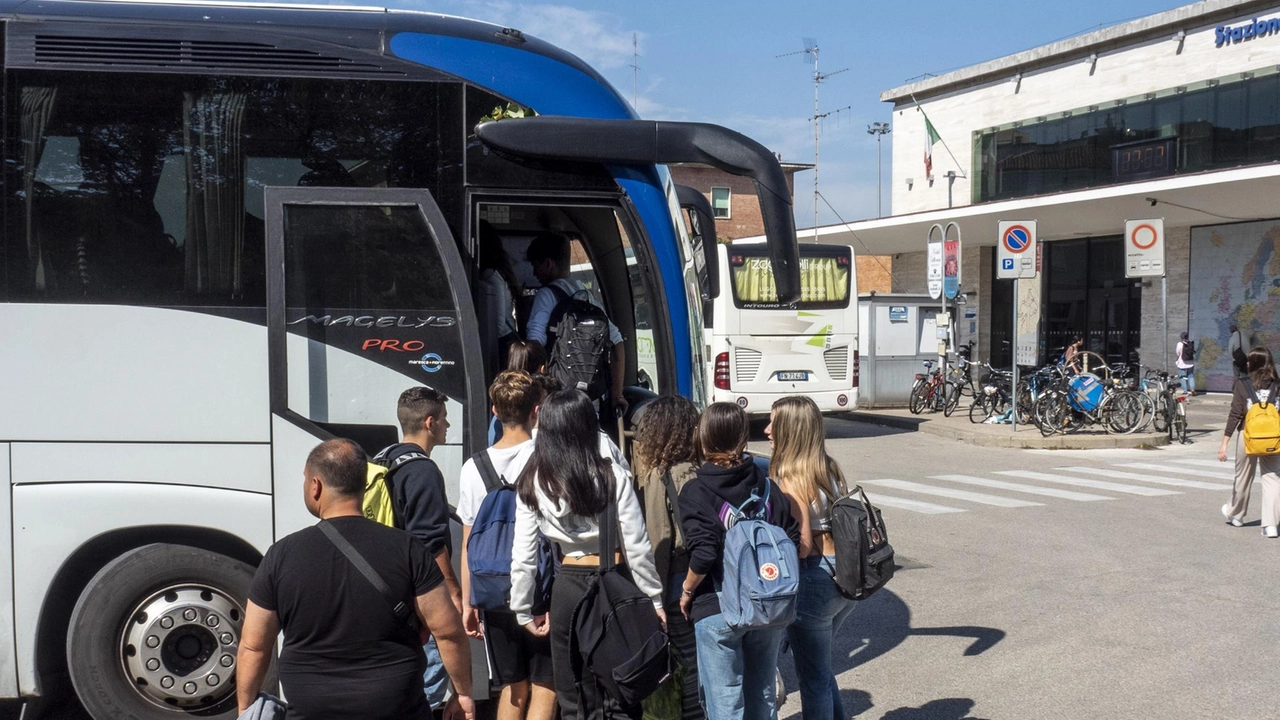 Quando la ferrovia Faentina viene fermata si attivano le navette sostitutive che trasportano i pendolari