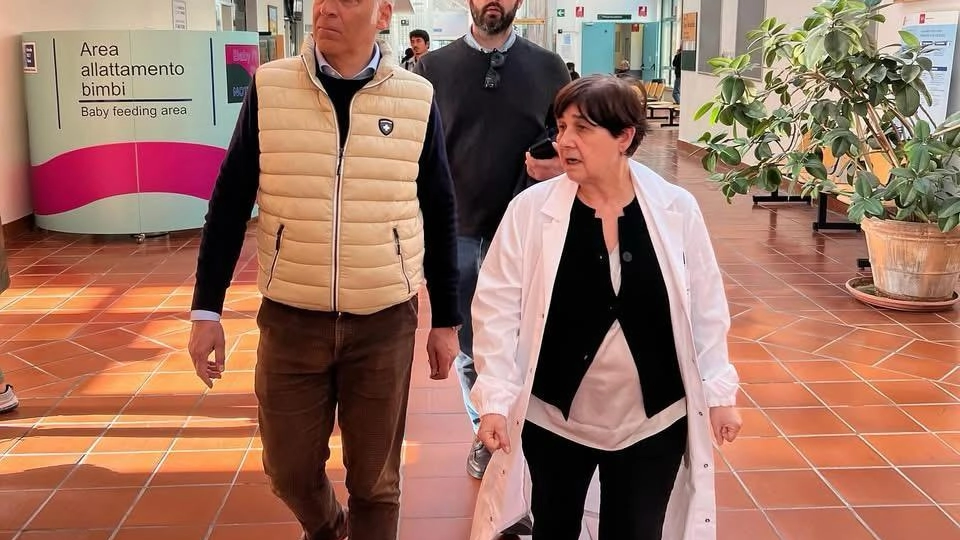 Un momento della visita del vice-coordinatore regionale di Fratelli d’Italia Petrucci all’ospedale di Nottola