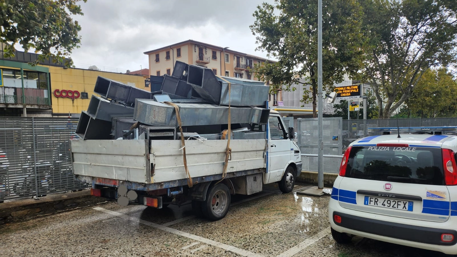 Il camion dei rifiuti fermato dalla polizia locale