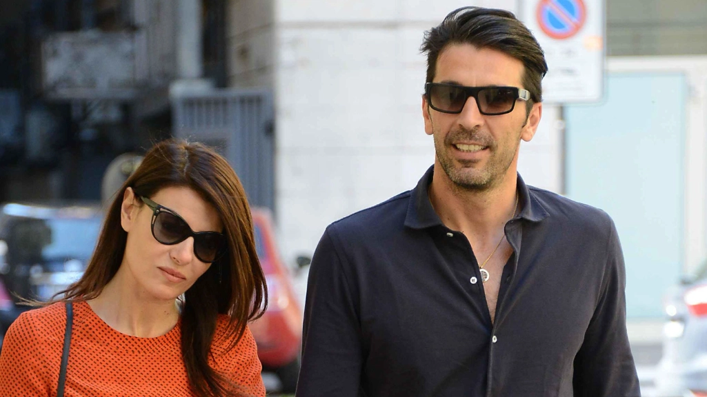 Gigi Buffon e Ilaria D'Amico. La coppia ha un figlio insieme, oltre a altri due figli (Buffon) e uno (D'Amico) da precedenti matrimoni