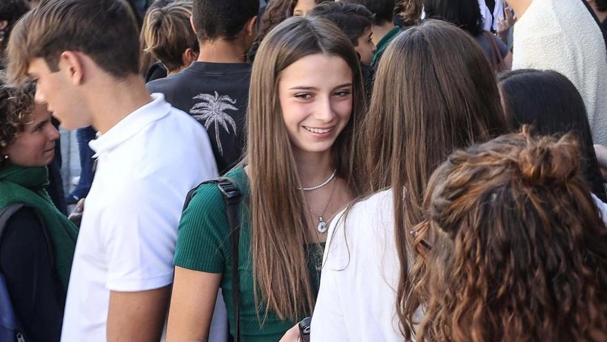 Studenti di liceo. ieri mattina dopo. il primo giorno di scuola