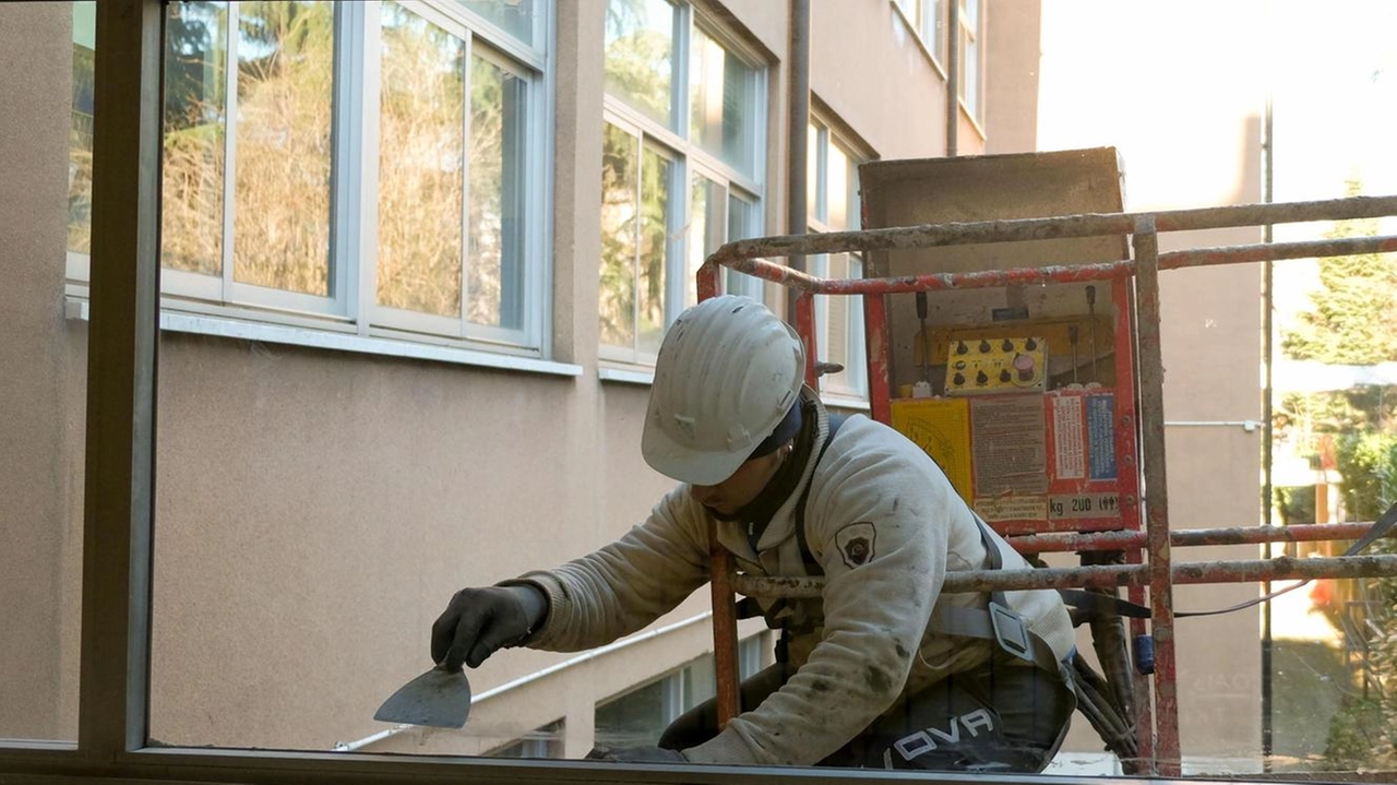 Lavori in corso nelle scuole comunali per arrivare pronti a settembre (foto d’archivio)