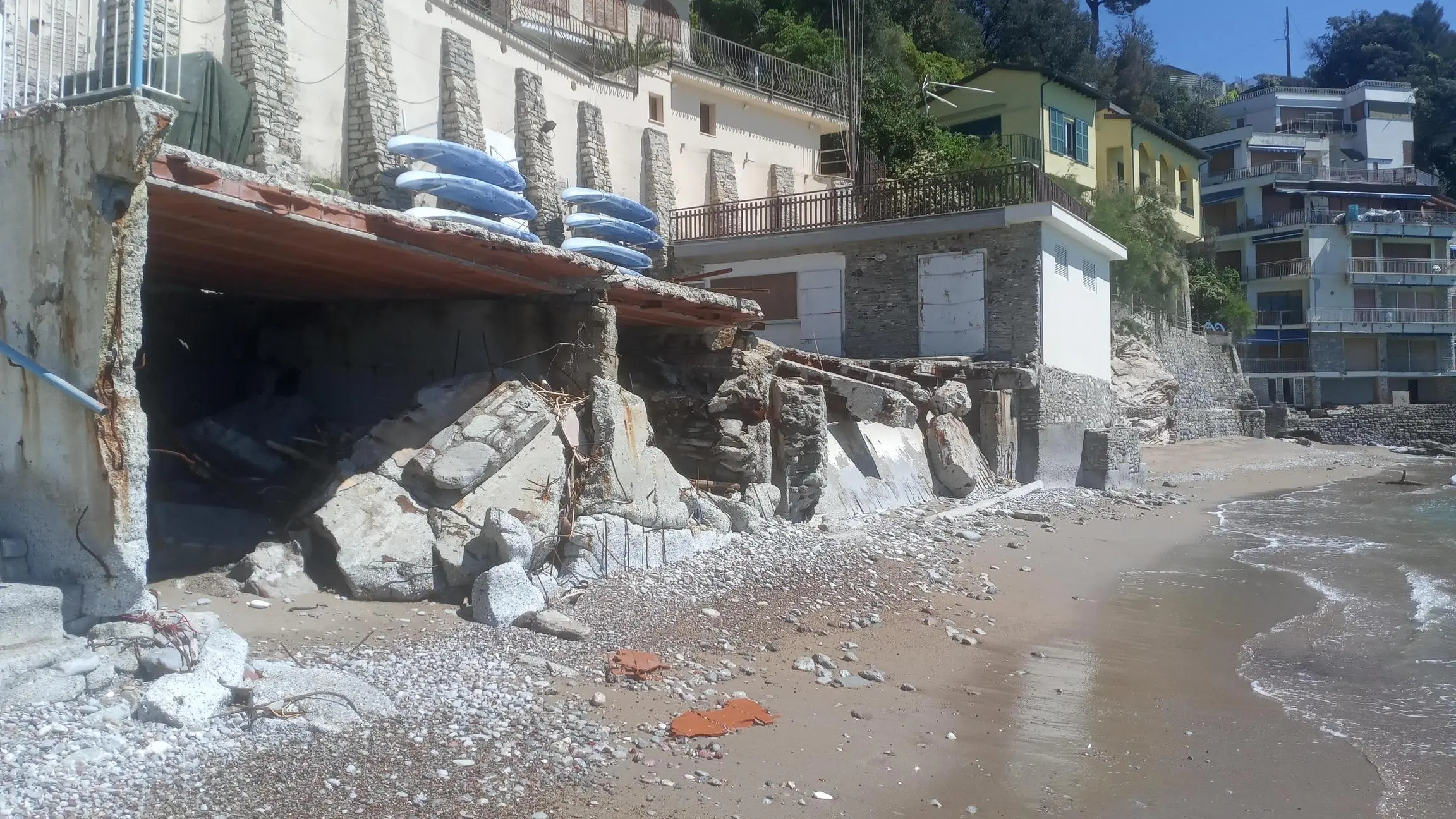 Fiascherino, spiaggia off limits. Danni ingenti dopo la mareggiata: 