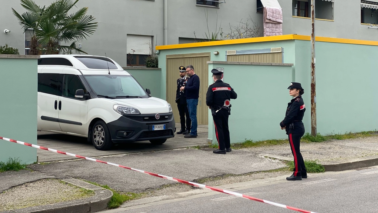 I carabinieri davanti all'abitazione dove è avvenuto l'omicidio (Foto Luca Amodio)