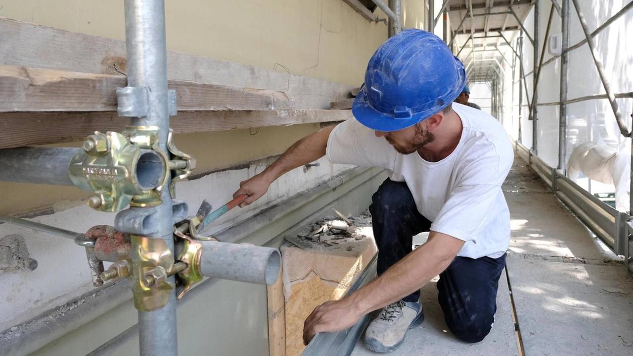 Un cantiere, tutte le imprese dovranno adeguarsi alla nuova normativa sulla sicurezza sul lavoro (. foto di repertorio