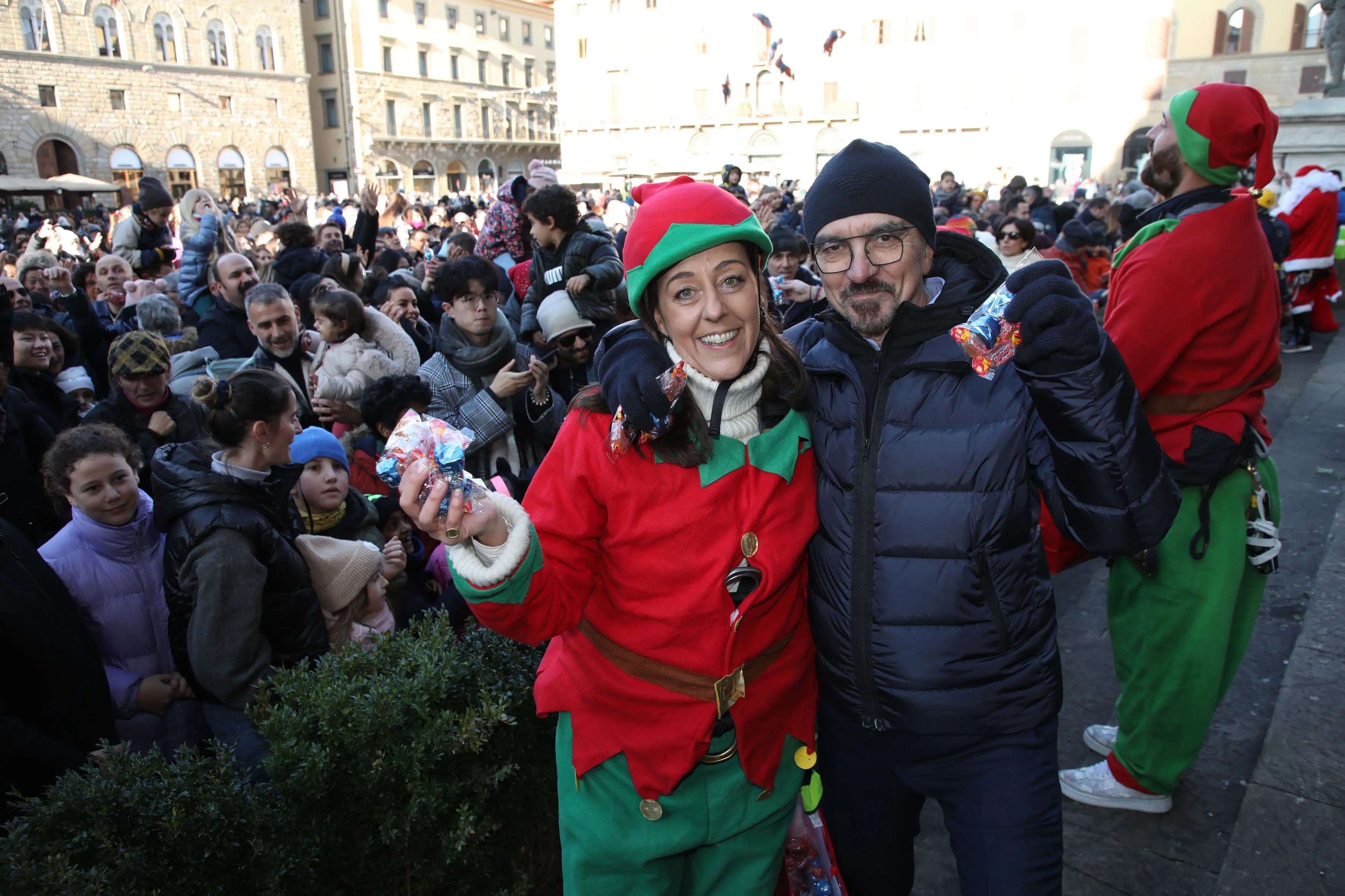 La sindaca di Firenze Sara Funaro festeggia il Natale dalla Torre di Arnolfo