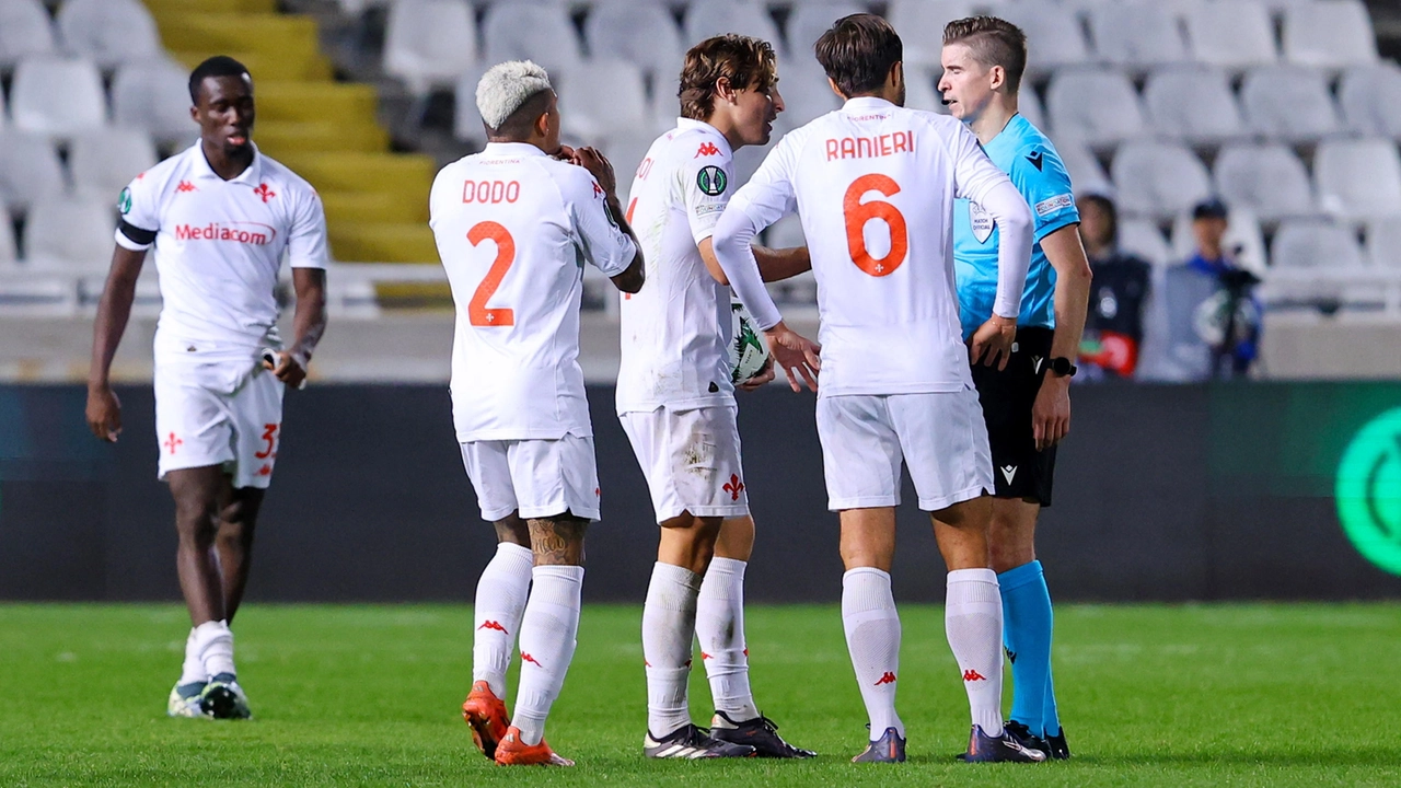 La Fiorentina in campo a Cipro (foto Epa/Chara Savvidou)