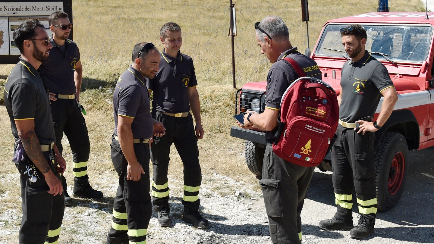 I vigili del fuoco hanno lavorato per ore per poter recuperare lo sfortunato automobilista precipitato dalla scarpata