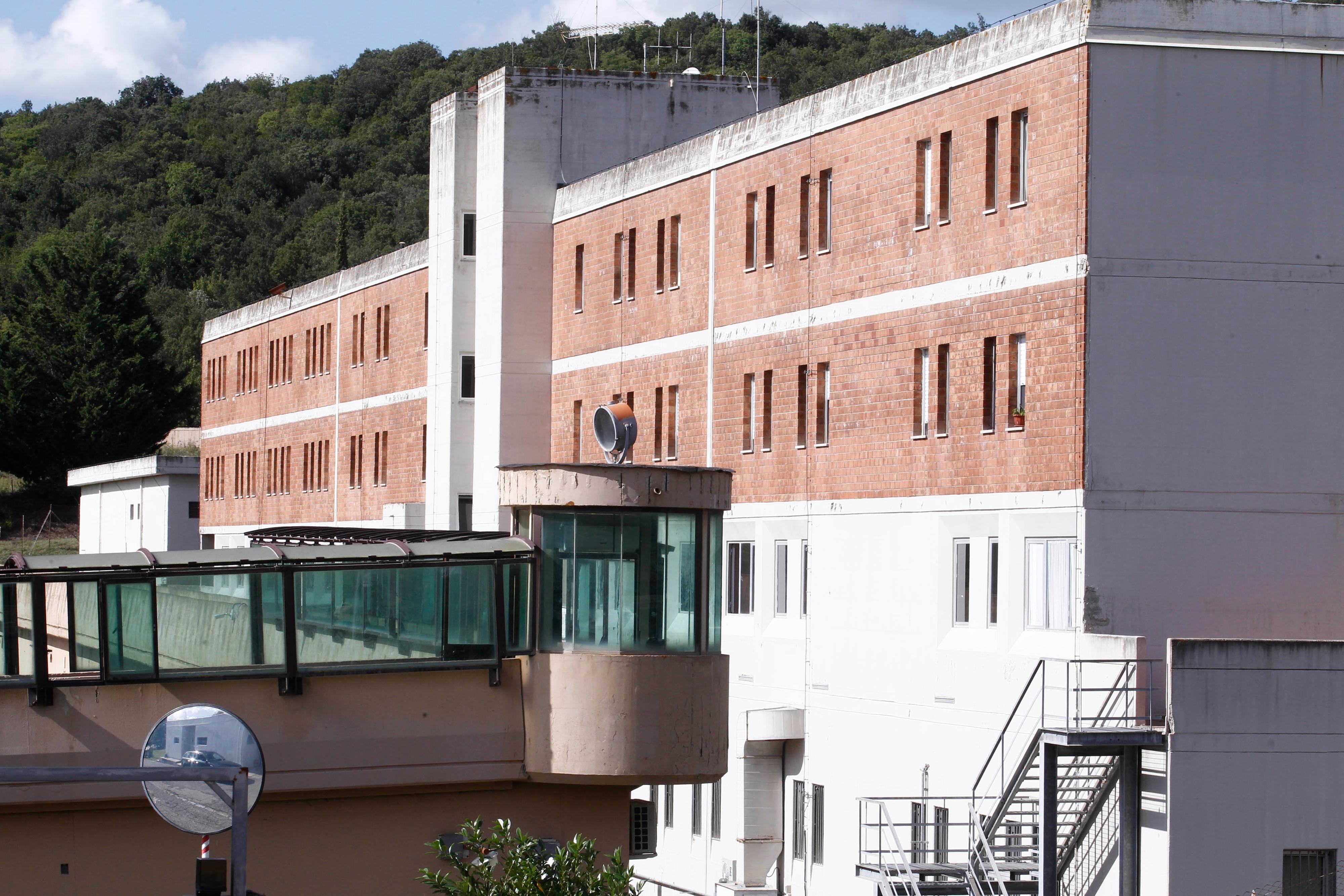 Disordini nel carcere di San Gimignano: un detenuto incendia un materasso, un altro aggredisce tre agenti