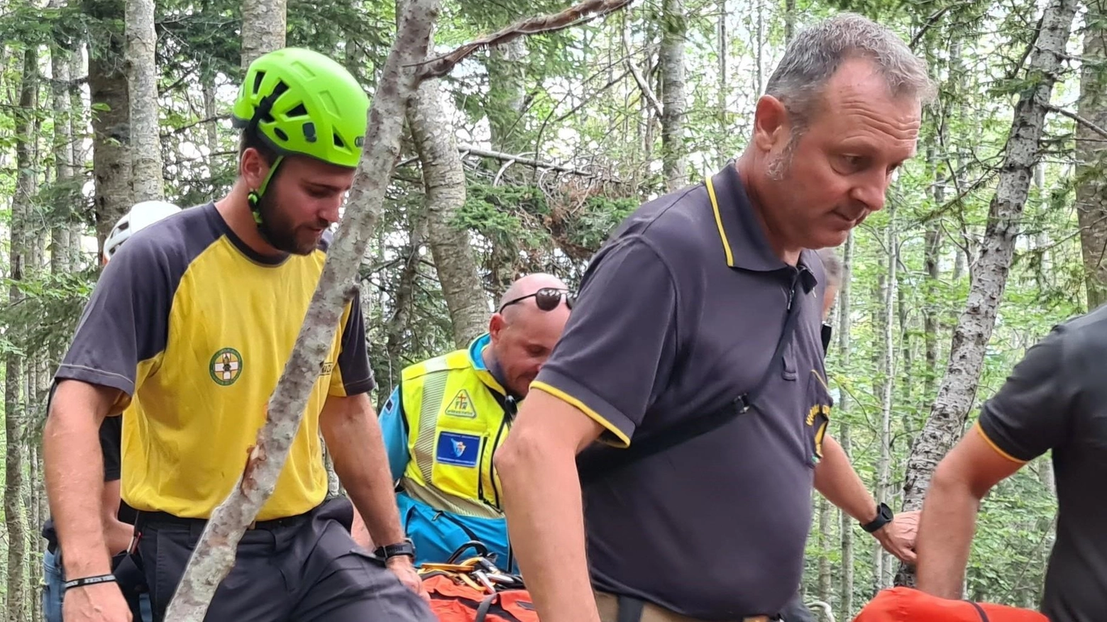 Guardia di finanza nei boschi. In salvo due dispersi in Montagna