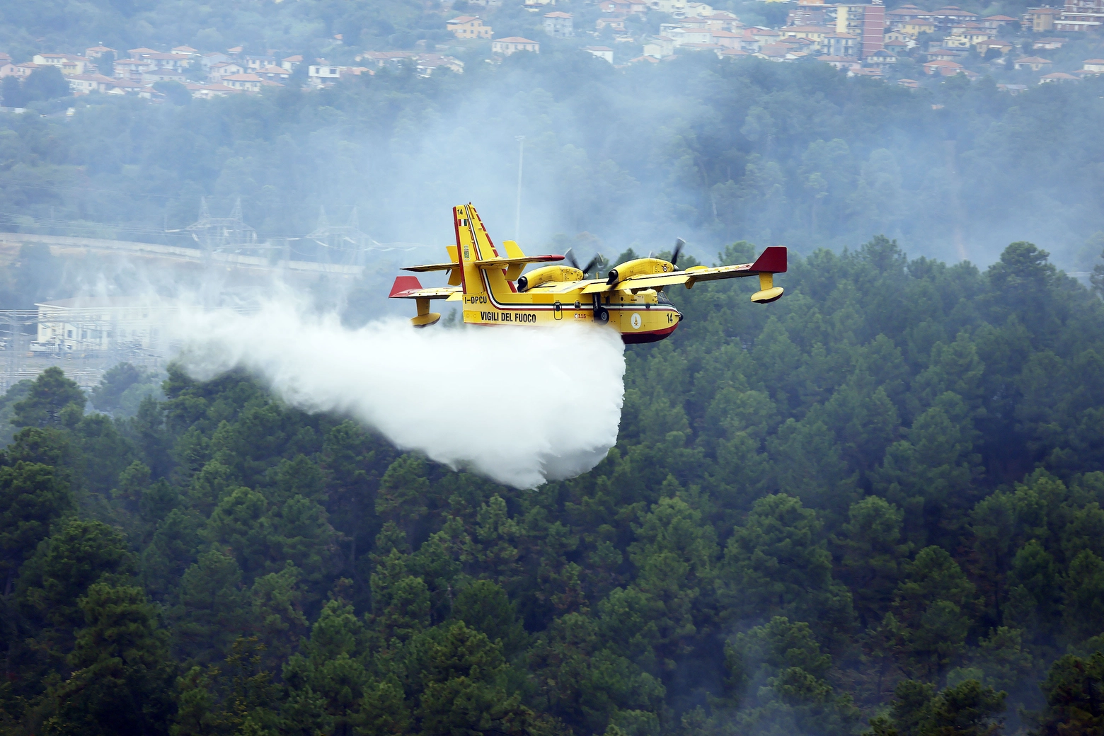 Canadair in azione per domare le fiamme