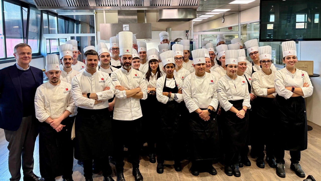 Gli allievi e gli insegnanti della scuola Tessieri (fotoservizio Luca Bongianni/Germogli)