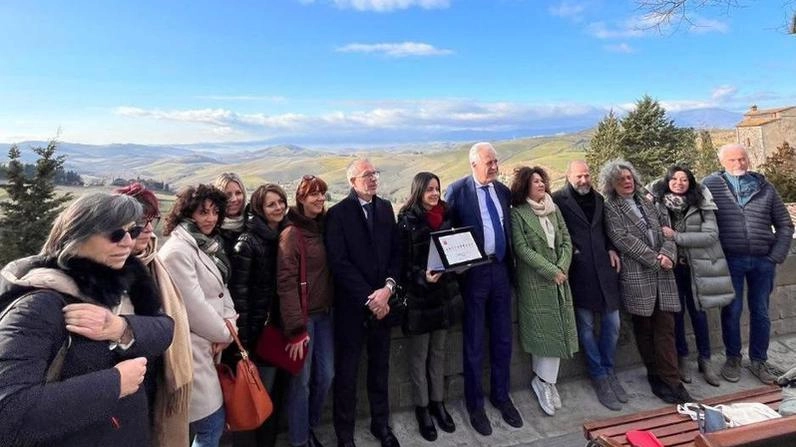 Foto di gruppo con il presidente Giani e il vice presidente del consiglio regionale Stefano Scaramelli alla terrazza di San Casciano dei Bagni