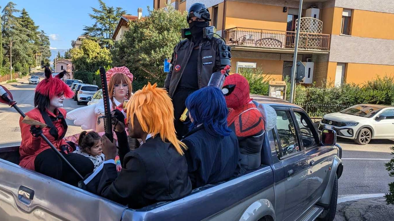 Il popolo di ’Pieve Comics’ tra la parata e gli stand. Molti i bambini8