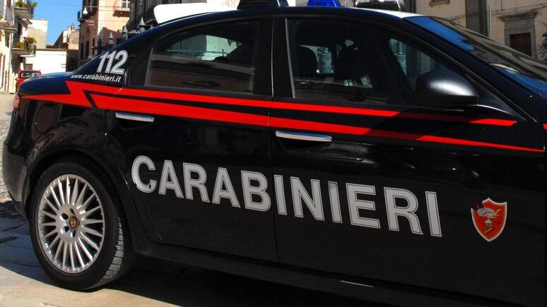 https://www.lanazione.it/image-service/view/acePublic/alias/contentid/YWFlOThiYjEtNTNhMS00/0/l-arresto-eseguito-dai-carabinieri-foto-ansa.jpeg?f=16:9&w=1200&h=630