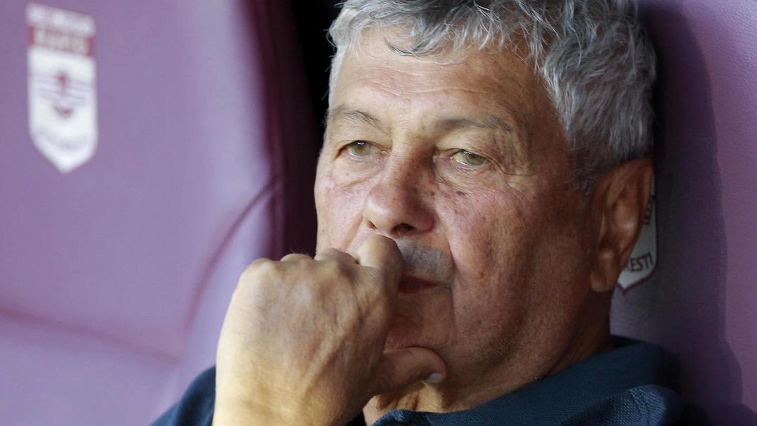 Mircea Lucescu, 79 anni, sulla panchina della Romania. Sopra Adrian Rus, 28 anni, giocatore nerazzurro