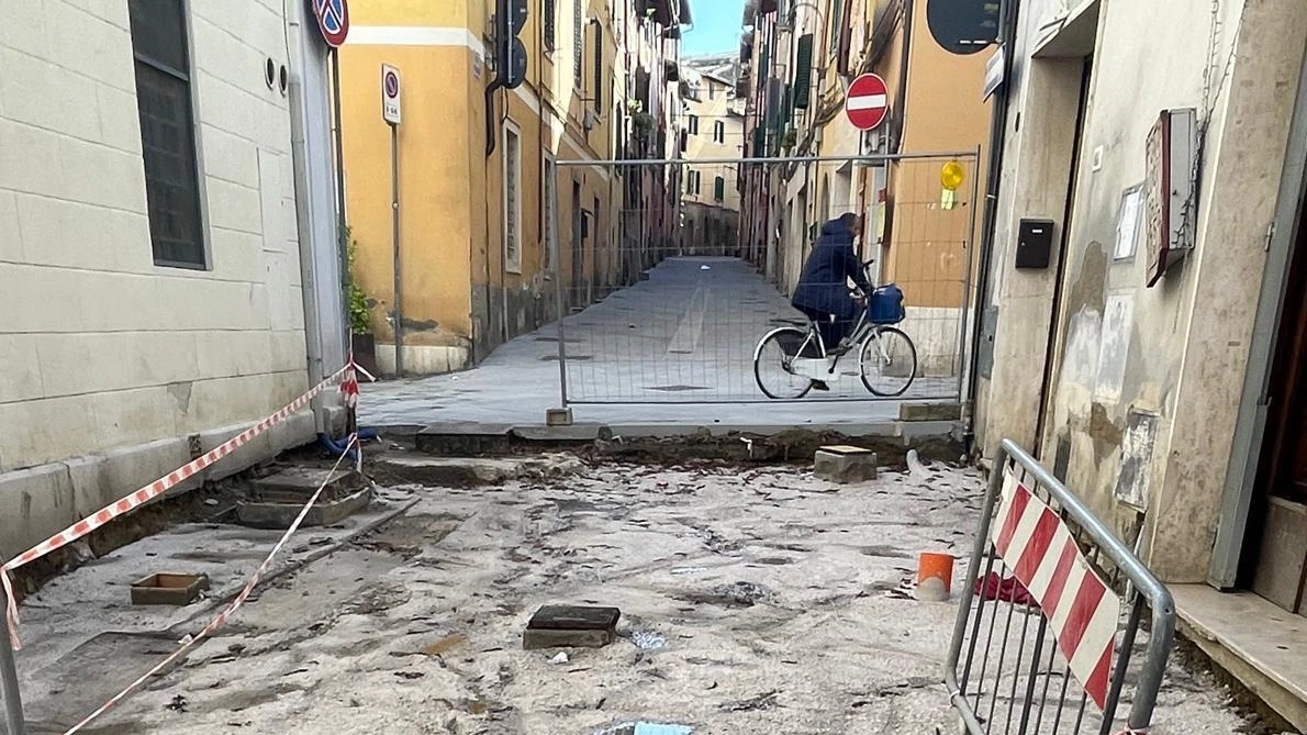 "Passerelle dondolanti e corrimano instabili per l’accesso alle abitazioni. Dopo la piogge, fogna centrale collassata e scarichi di acque nere scollegati".