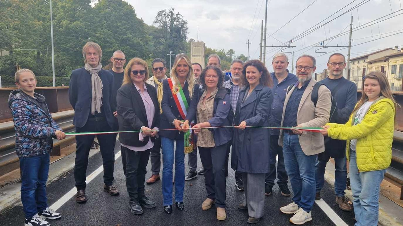 Il taglio del nastro del ponte La Familiare con la sindaca Chiassai