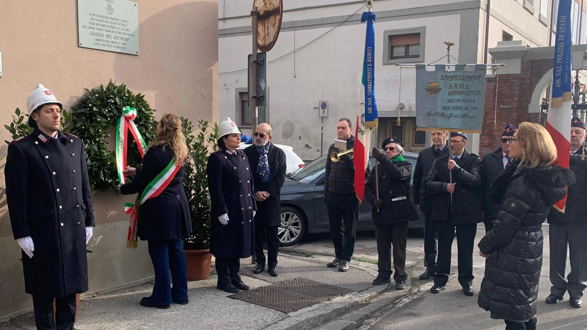 La sindaca Ilaria Bugetti e il prefetto Michela La Iacona hanno deposto una corona d’alloro alla targa commemorativa di via Martiri delle Foibe a Prato