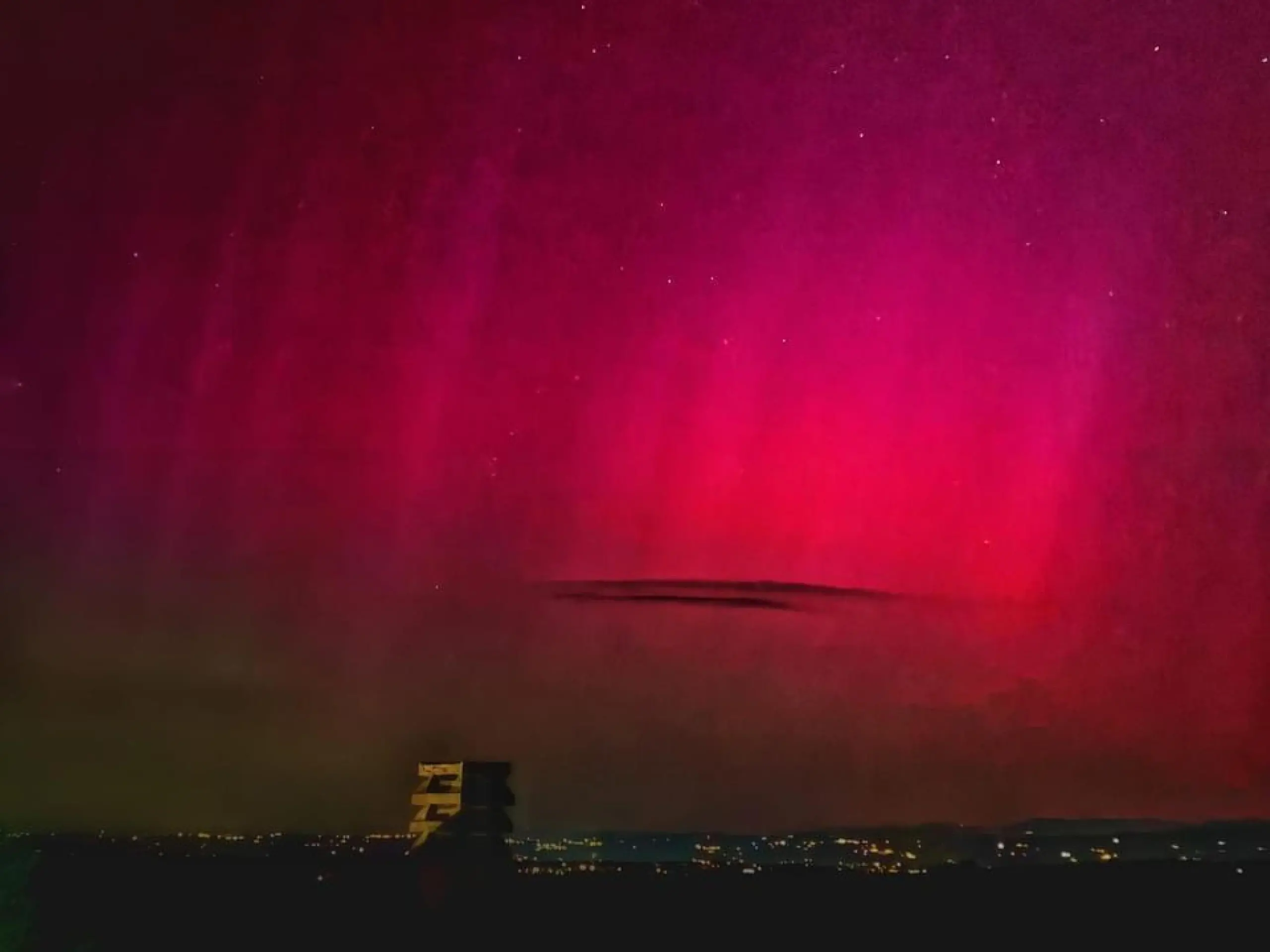 Aurora boreale in Toscana: il cielo si tinge ancora di viola per la tempesta solare. Spettacolo incredibile