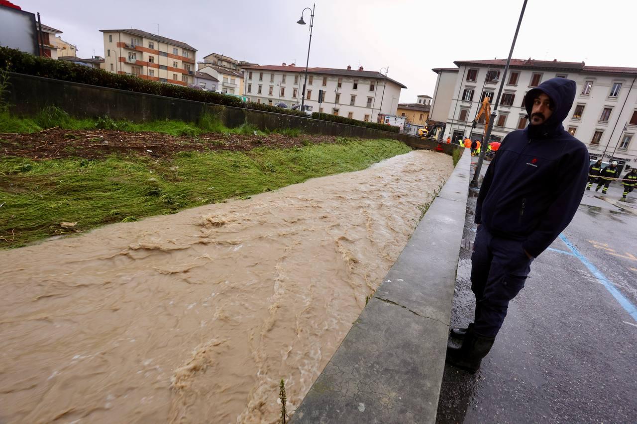 Sacchi di sabbia, persone evacuate per precauzione: maltempo, la provincia di Firenze si prepara