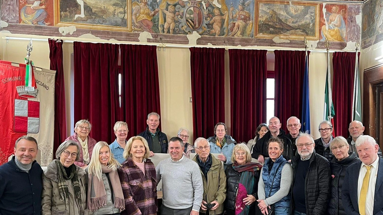 Un ponte culturale tra Corciano e la Svezia si consolida grazie al successo del libro "Ritorno in Umbria" di Tomas Bacoccoli. Turisti svedesi visitano il borgo umbro, promuovendo scambi culturali e progetti futuri.