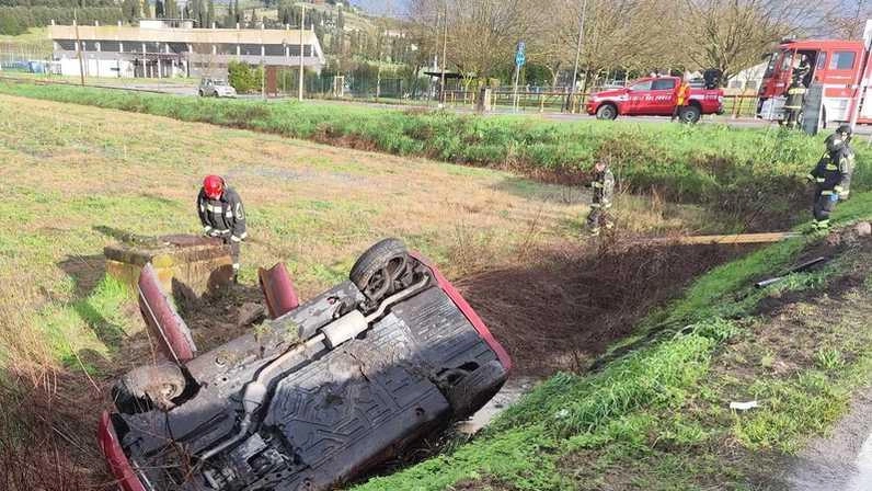 L’auto,. al cui interno viaggiavano madre e figlia, ribaltata nel fosso pieno d’acqua lungo via Mercatale: salvataggio in extremis