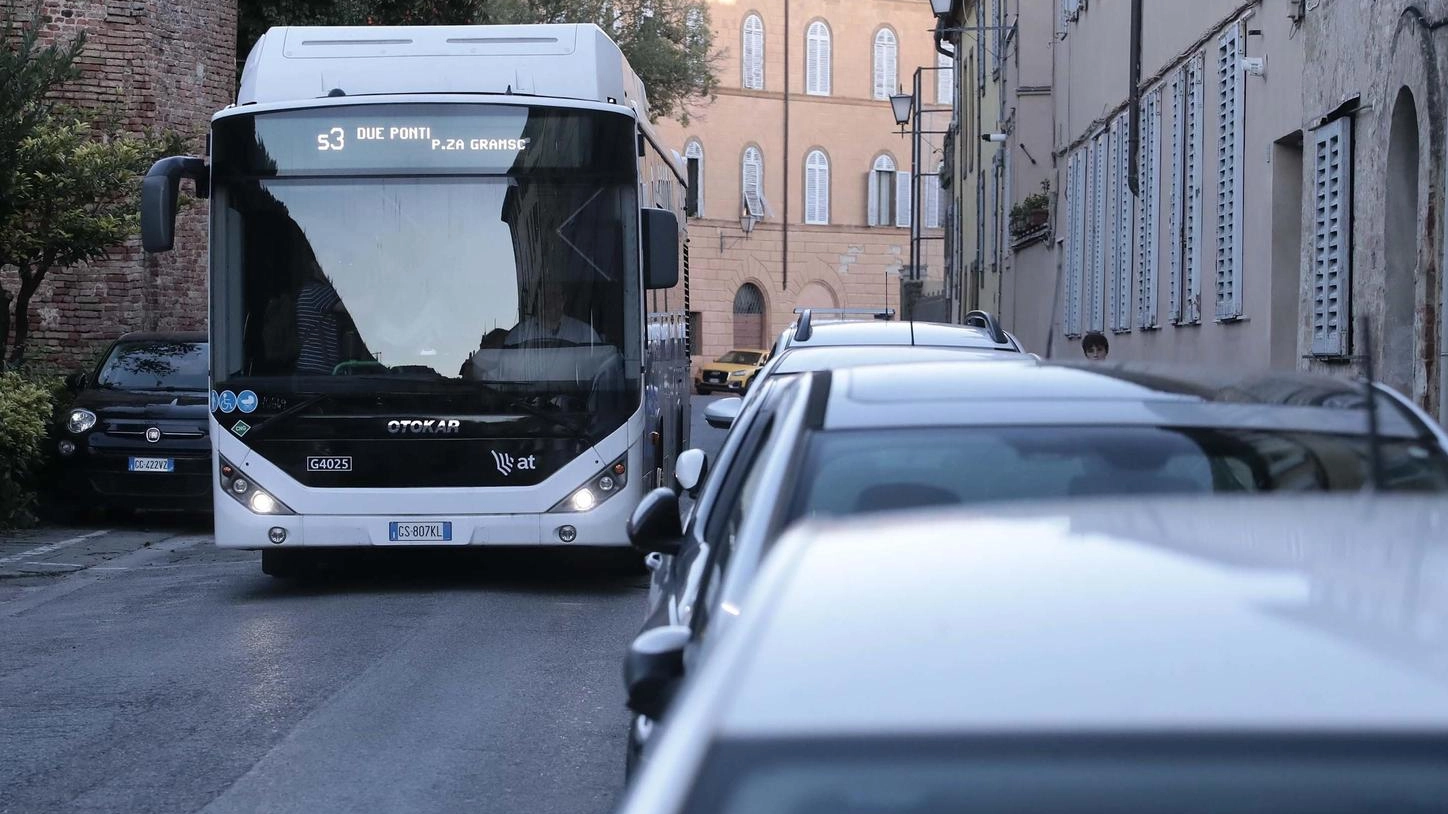 Bus bloccati da un’auto, ipotesi denuncia. Autolinee Toscane: "Servizio interrotto"