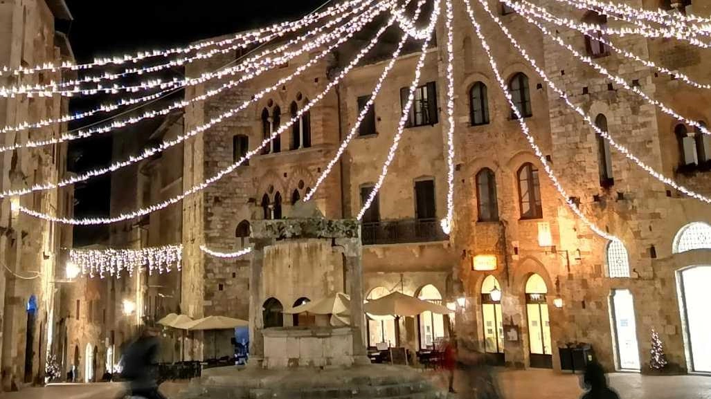 Gli addobbi di Natale in piazza della Cisterna a San Gimignano (foto d’archivio), sopra l’assessore al sociale Daniela Morbis