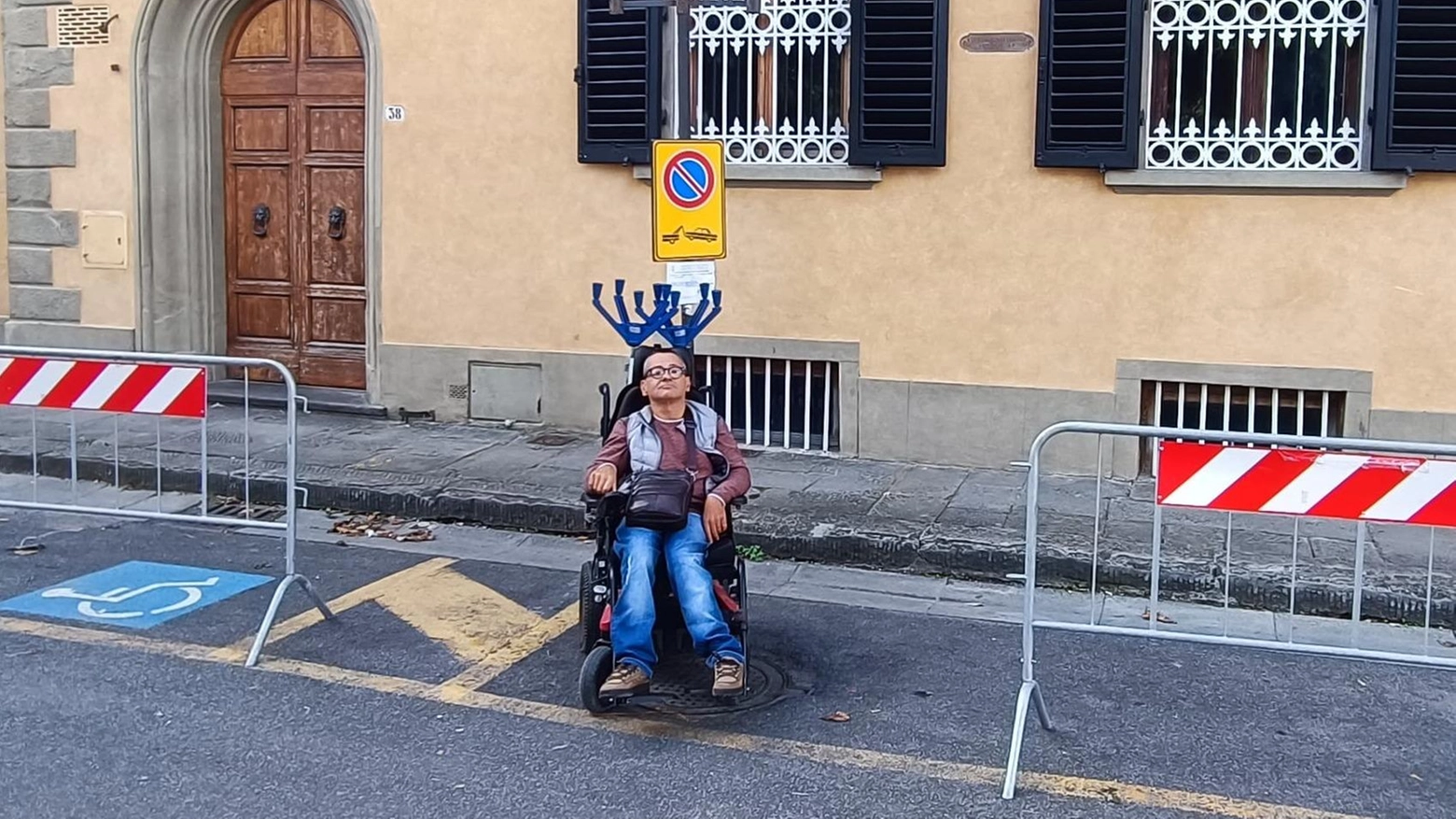 Posti auto per disabili, è polemica. Via i parcheggi in piazza Mino: "Il suolo serve a un’azienda di vini"