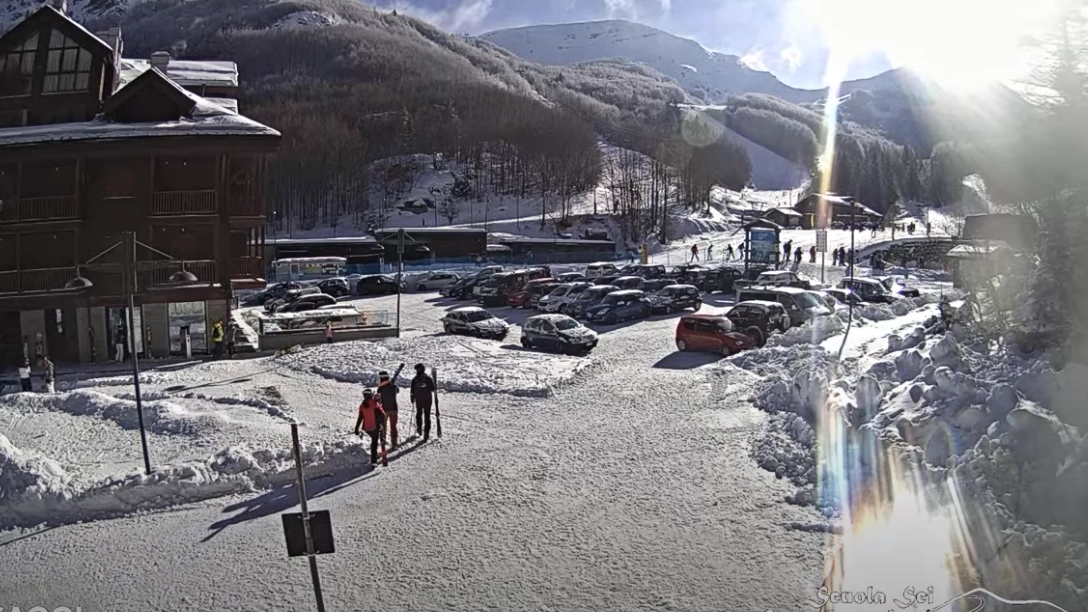 Bel tempo e piste imbiancate all'Abetone nella mattina di sabato 15 febbraio. Molti appassionati si godono la giornata sulla neve