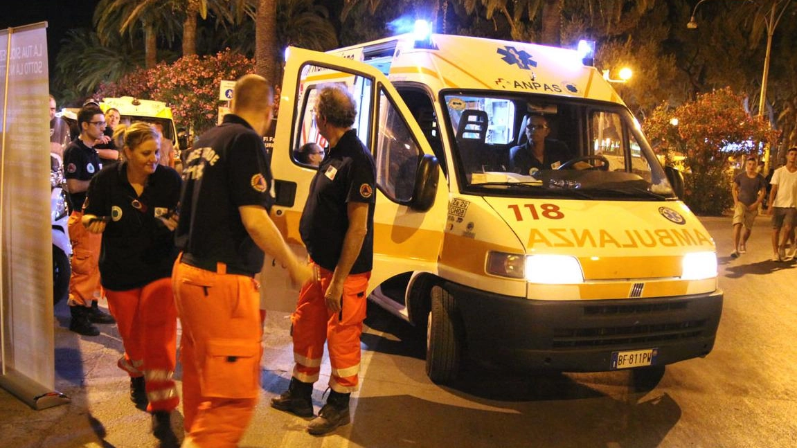 L’uomo ferito è stato soccorso dal personale medico del 118 che ha mandato un’ambulanza. Il ferito non desta particolare preoccupazione