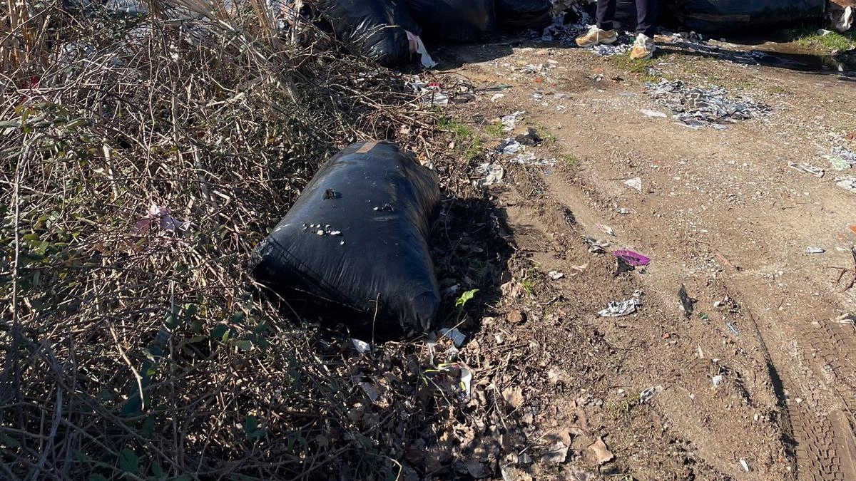 Questa è solo una parte della discarica che dalla via Statale arriva alla casa colonica