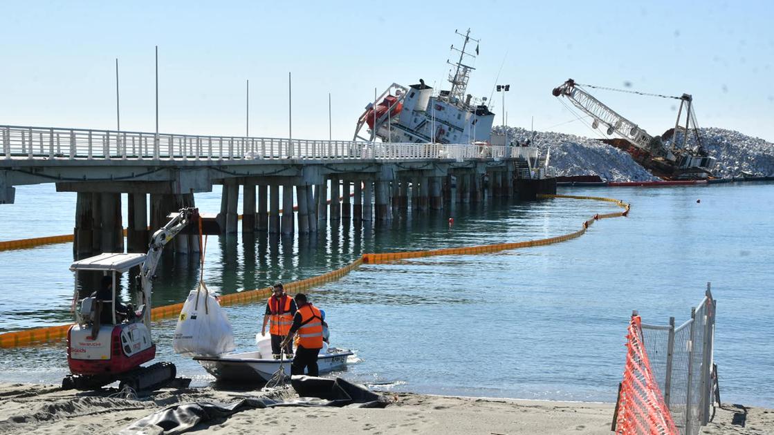 Nave incagliata. Posizionate due ancore per ’potenziare’ la stabilità del cargo