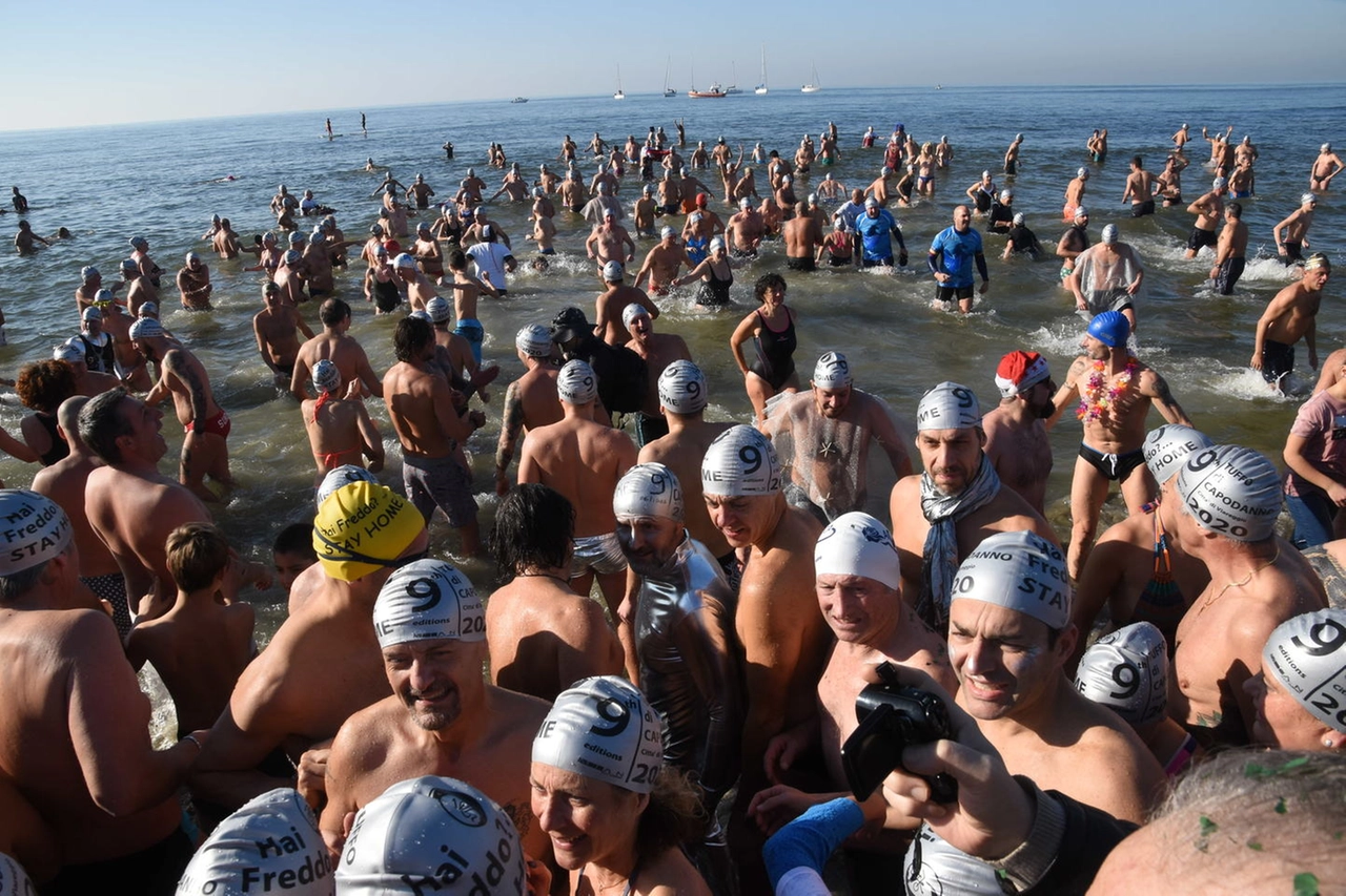 Il tuffo di Capodanno a Viareggio in una passata edizione (foto Umicini)