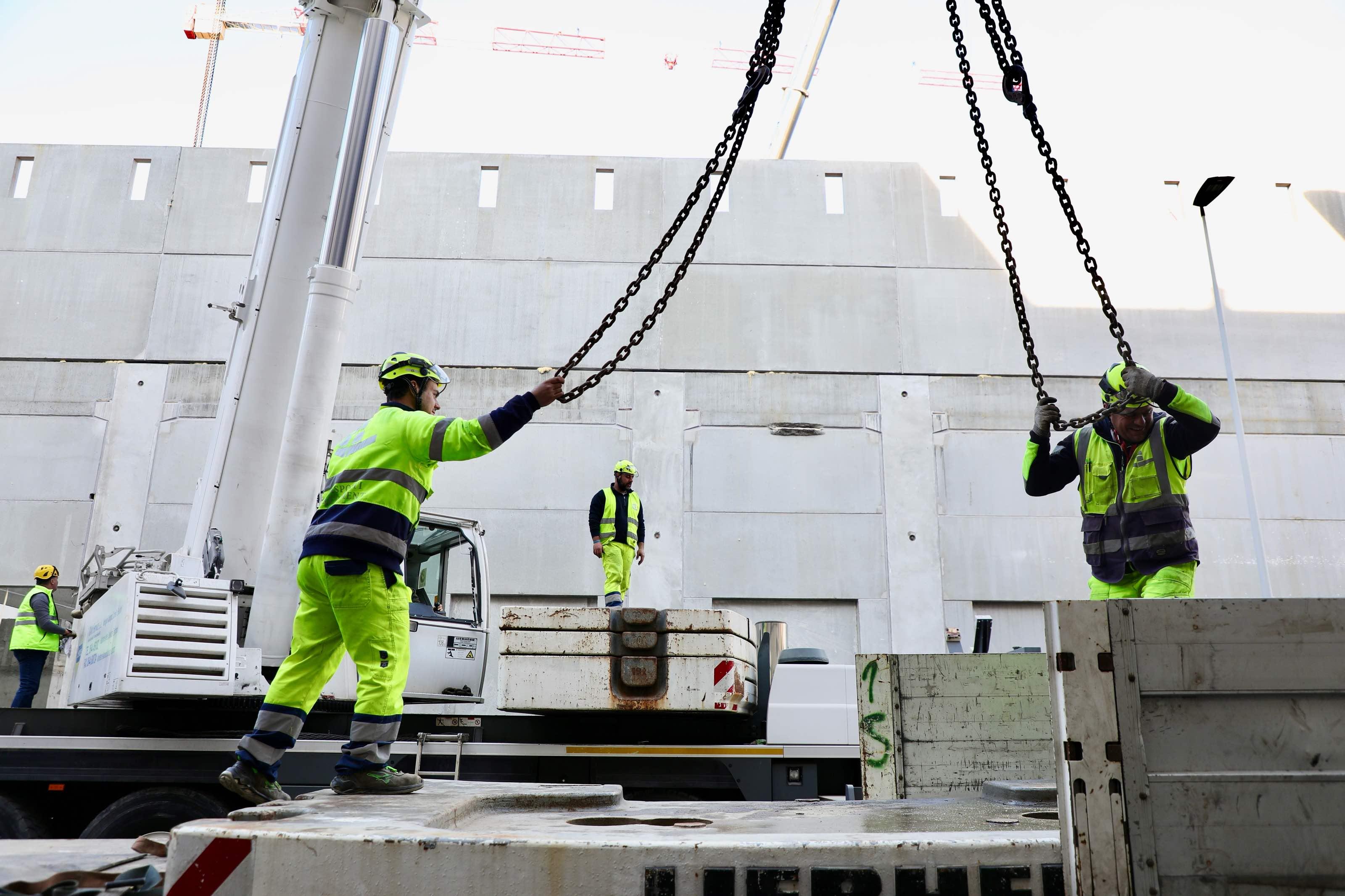 Crollo nel cantiere di via Mariti, errori e pressioni dopo i ritardi: “Lo vogliamo entro Natale”