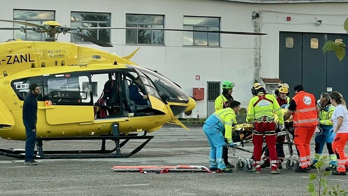 Cade da cinque metri. Grave un imbianchino. Interviene il Pegaso. È in prognosi riservata