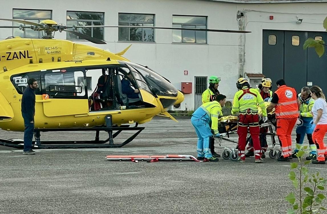 Cade da cinque metri. Grave un imbianchino. Interviene il Pegaso. È in prognosi riservata