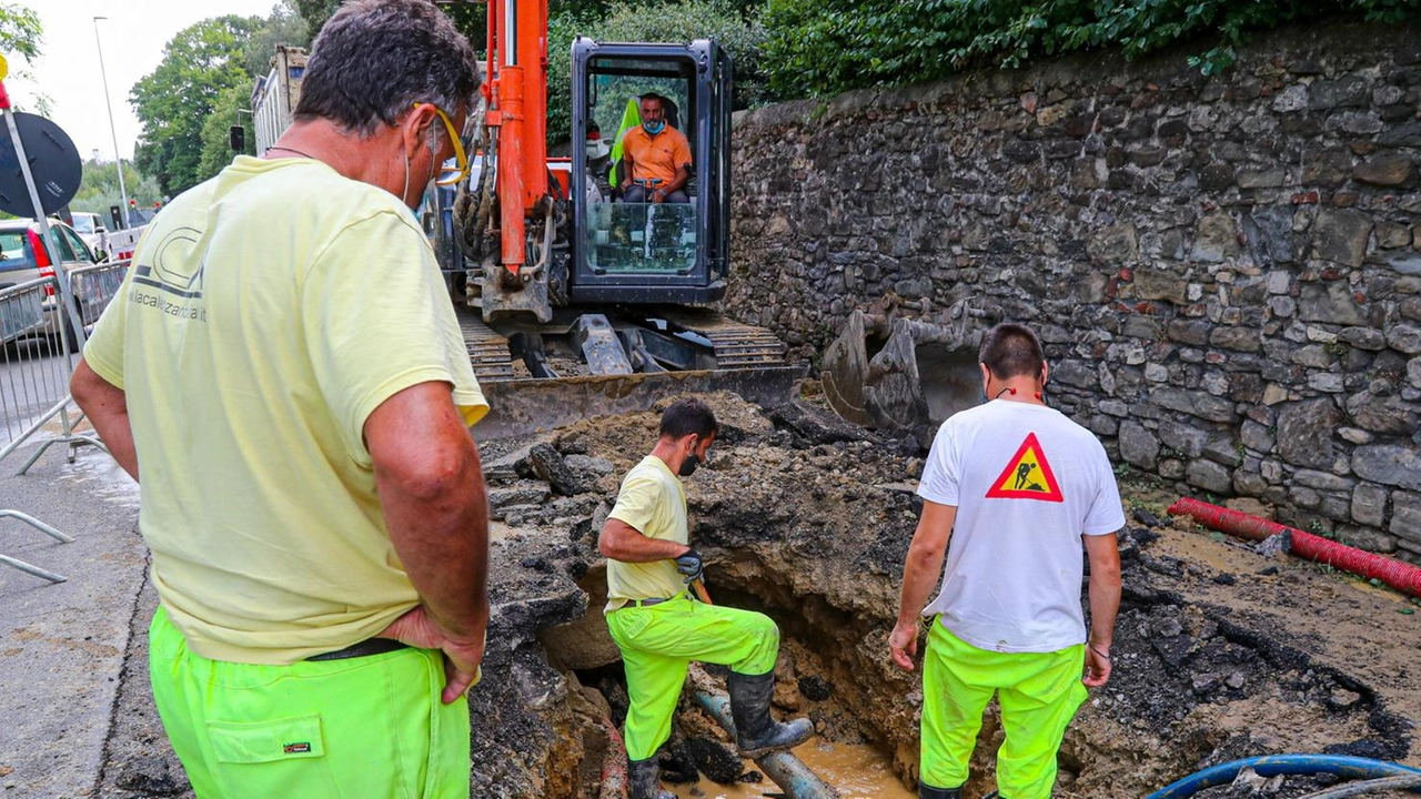 Operai di Publiacqua al lavoro in via Bolognese in una immagine d’archivio. L’intervento è concluso