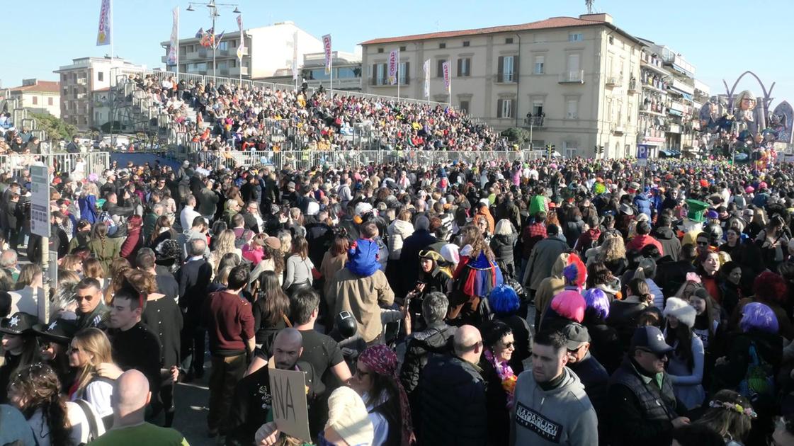 Carnevale di Viareggio, un sogno a occhi aperti. Sui viali a mare “la giornata perfetta” con incassi da record