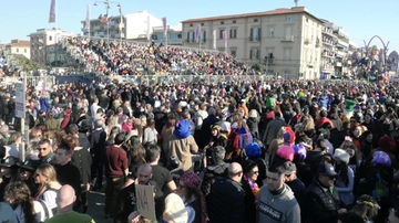 Carnevale di Viareggio, un sogno a occhi aperti. Sui viali a mare “la giornata perfetta” con incassi da record